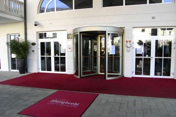 grandhotel-entrance60447F37-E05B-6AB2-316A-699C12FBFC04.jpg